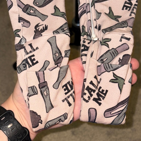 Hunting print Miller &Co bamboo zip pajamas fold over feet and hands 18/24 - Picture 4 of 6